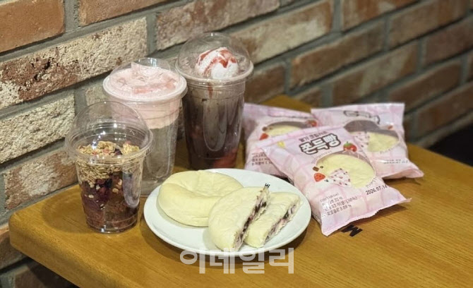 메가MGC커피 ‘딸기 크림치즈 쫀득빵’ 대흥행…누적 25만개 돌파