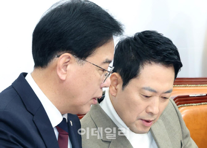 [포토]최고위, '대화하는 장동혁-송언석'