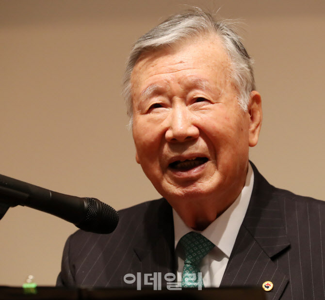[포토] 출산장려금 1억 원 지급한 이중근 부영그룹 회장