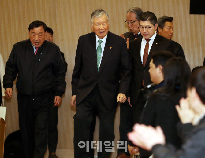 [포토] 시무식 참석하는 이중근 부영그룹 회장