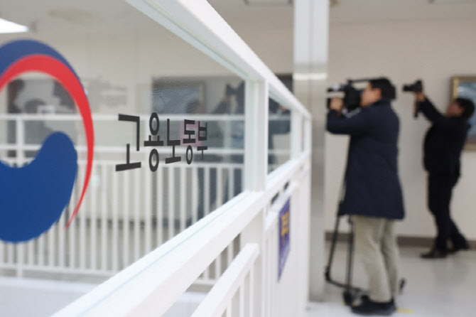 퇴사위약금에 무전기로 "저능아" 폭언..강남 유명치과 입건
