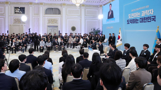 李대통령 "과학인재 지원 확대"…국가연구자제도·병역 개편 구상