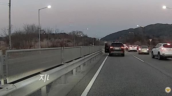 도로 위 차량 불나자 달려간 시민들…울산경찰 "의인 찾아요"