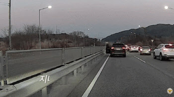 도로 위 차량 불나자 달려간 시민들…울산경찰 "의인 찾아요"