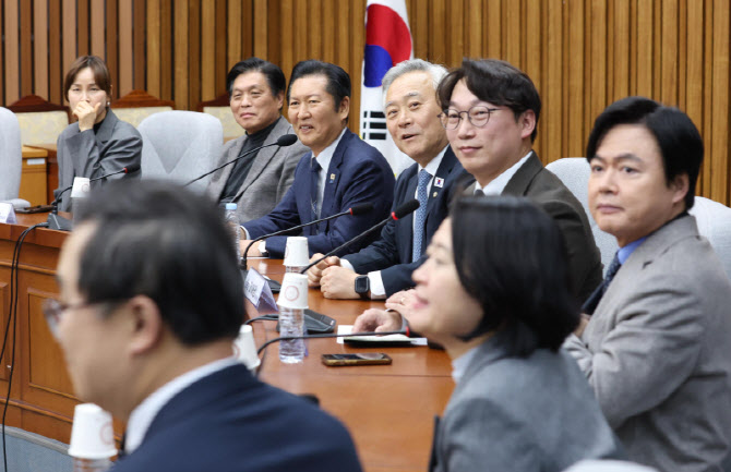 [포토]정청래 대표, '조국혁신당과의 합당 관련 의견 논의'