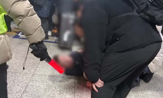 지하철 승강장서 흉기 위협한 70대…시민들 몸 던졌다
