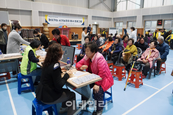 경북과학대 안경광학과, 연말연시 전공 살린 봉사로 나눔 실천