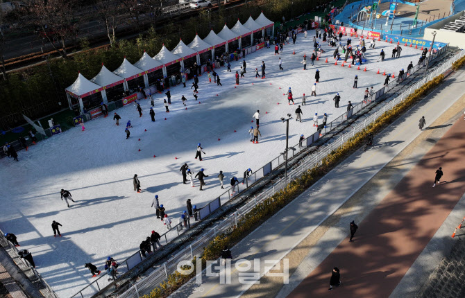 ‘역시 겨울놀이는 신천에서’ 스케이트장·눈놀이터 성황리 마무리