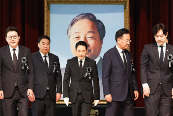 "아버지 사진 내려라" YS 아들, 국민의힘 지도부에 공개 요구
