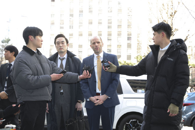 [포토]로저스 쿠팡 한국 임시대표, 허위 증언 혐의로 경찰 조사