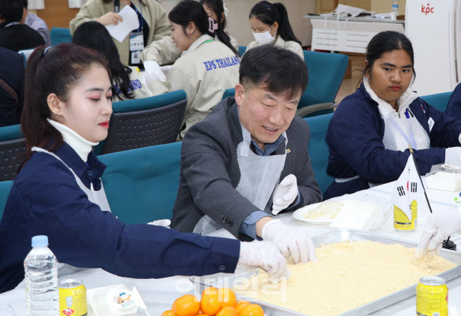 [포토] 농협, 설맞이 외국인 근로자 입국 환영 행사