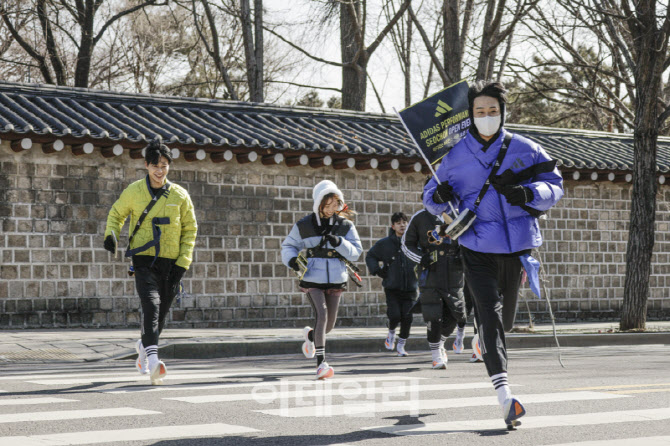 [포토]아디다스 ‘퍼포먼스 서촌’ 오픈 기념 게릴라 러닝