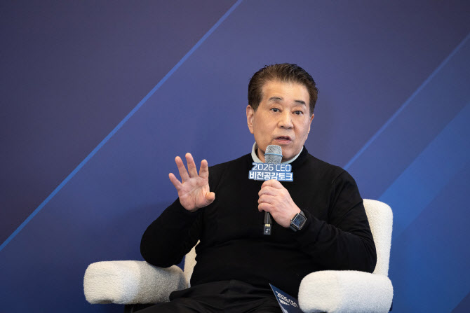 장인화 포스코 회장 "AI 전환 빨리해야 살아남아"