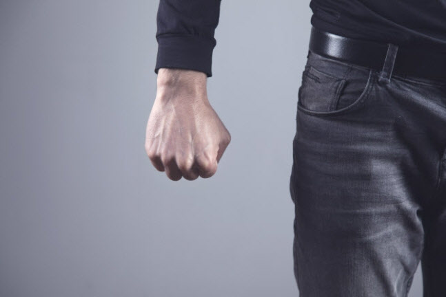 "내 휴대전화 보지 말라고" 흉기로 엄마 위헙한 10대