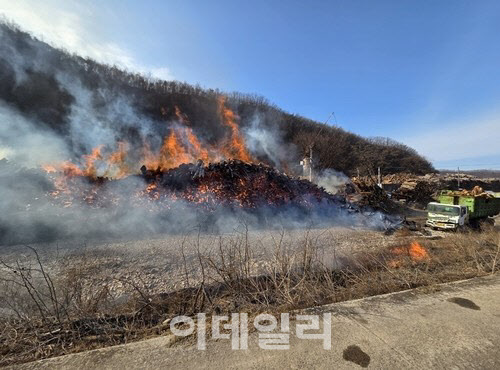 청송서 목재공장 화재...헬기 9대 투입 진화 중