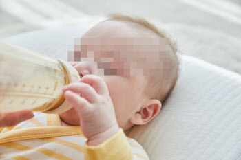 '7개월' 영아에 젖병 물리고 술 마시러 나간 엄마...아기 사망