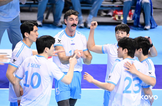 '정지석+러셀 41점 합작' 대한항공, 한국전력 꺾고 선두 복귀