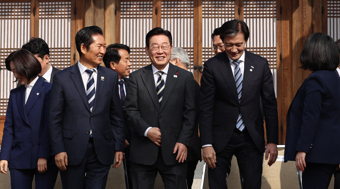 "내가 李대통령 비난한 것 찾을 수 없으니"...조국, 경고 날린 이유