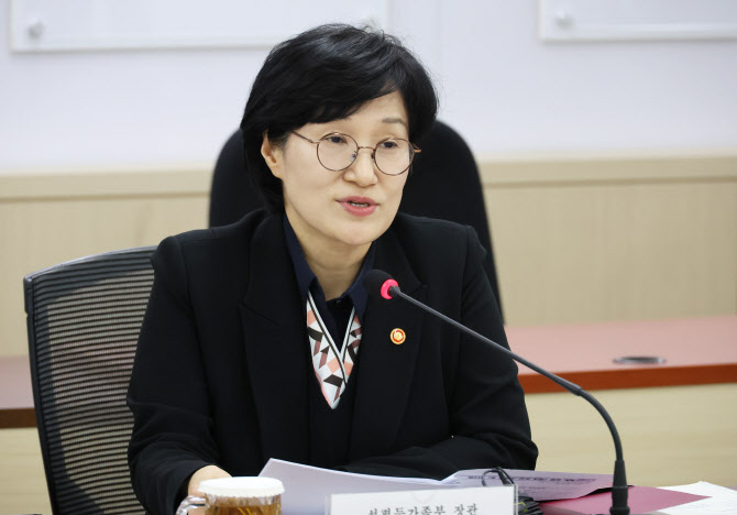 설 앞두고 현장으로…원민경 성평등부 장관, 이주여성 시설 방문