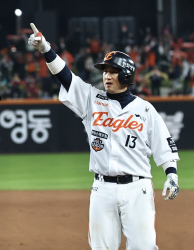 국가대표 포수 최재훈, 손가락 골절...WBC 대표팀 '비상'