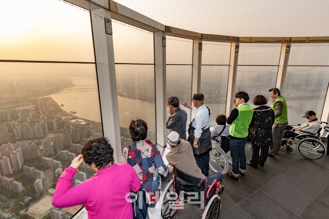 롯데월드, 장애인 온라인 우대 예매 서비스 도입