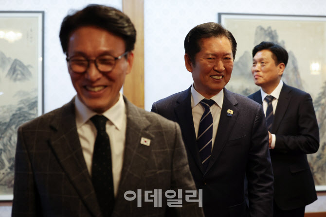 [포토]밝게 웃으며 고위당정협의회 입장하는 김민석-정청래-강훈식