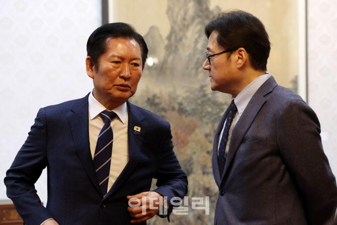 [포토]이야기 나누는 정청래 더불어민주당 대표-홍익표 청와대 정무수석