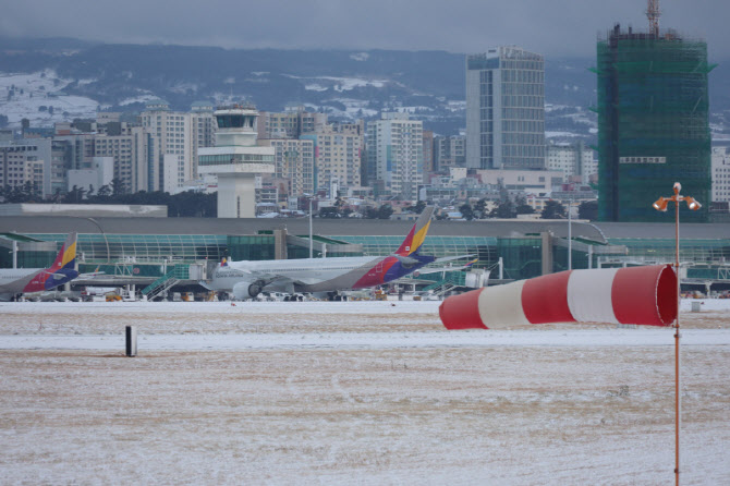제주 폭설에 항공편 170여편 결항… 임시편 투입해 승객 수송 총력