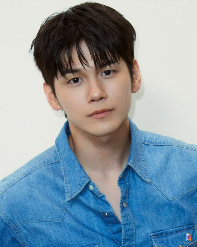 배우 옹성우, 차은우·김선호 탈세 의혹 속…판타지오와 재계약 체결