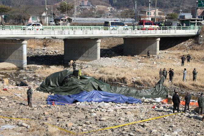 육군 코브라 헬기 훈련 중 추락…탑승 준위 2명 사망(종합)