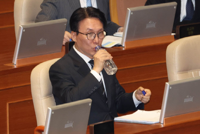[포토]본회의, '물 마시는 김민석 국무총리'