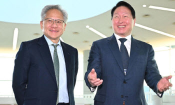 최태원, 젠슨 황과 美서 '치맥 회동'…AI·반도체 밀착 협력