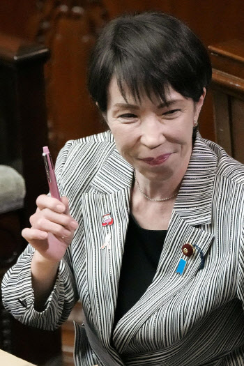 총리 볼펜까지 품절…2030 '사나카쓰'의 힘