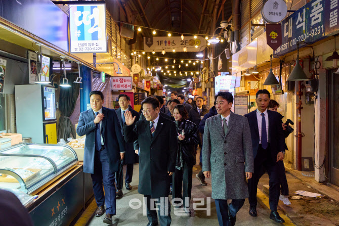 李대통령, 통인시장 방문…장바구니 물가 등 체감경기 점검