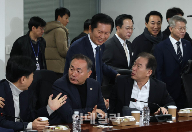 [포토]정청래, '재선의원 간담회...합당 갈등 수습 나서'