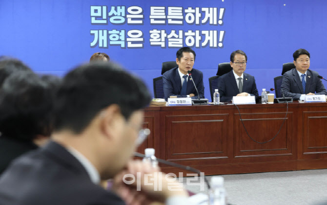 [포토]재선의원 간담회, '발언하는 정청래 대표'