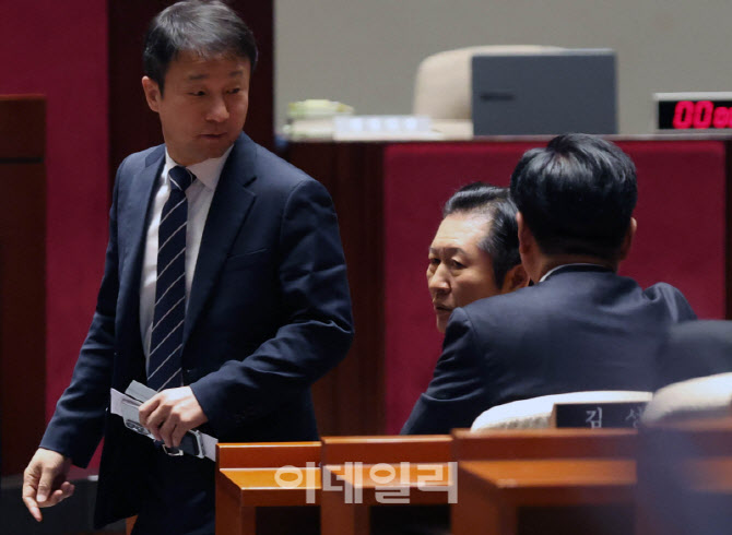[포토]비공개 의총 참석한 정청래-한병도