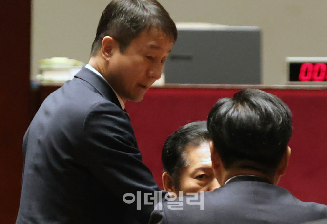 [포토]비공개 의원총회, '논의하는 정청래-한병도'