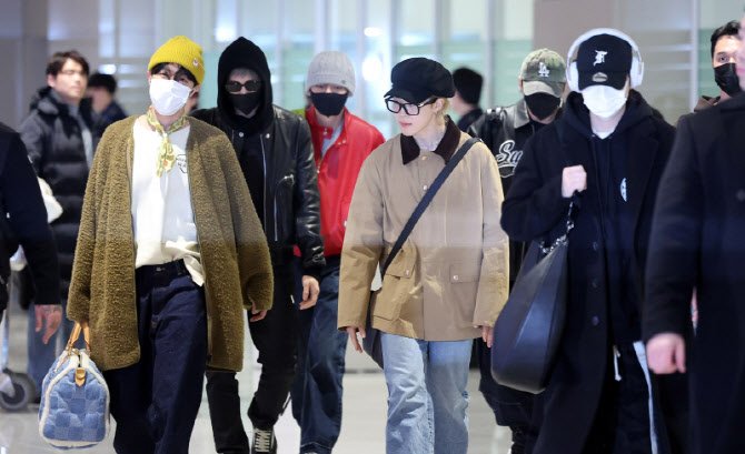 컴백 앞둔 방탄소년단, 해외 일정 마치고 '완전체' 귀국