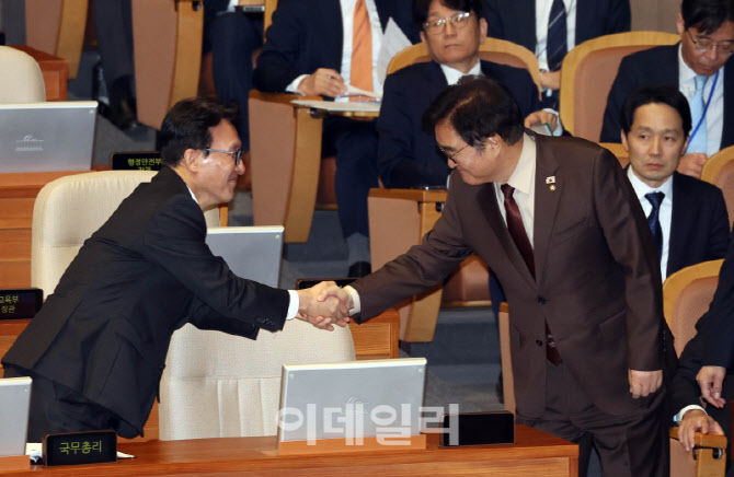 [포토]본회의, '악수하는 우원식-김민석'