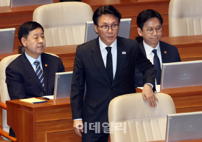 [포토]대정부질문, '발언대로 향하는 김민석 국무총리'