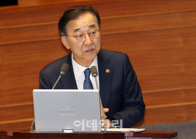 [포토]경제분야 대정부 질문, '답변하는 김윤덕 장관'