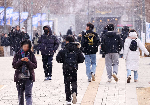 비·눈 그친 뒤 포근… 출근길 빙판은 조심하세요[내일날씨]
