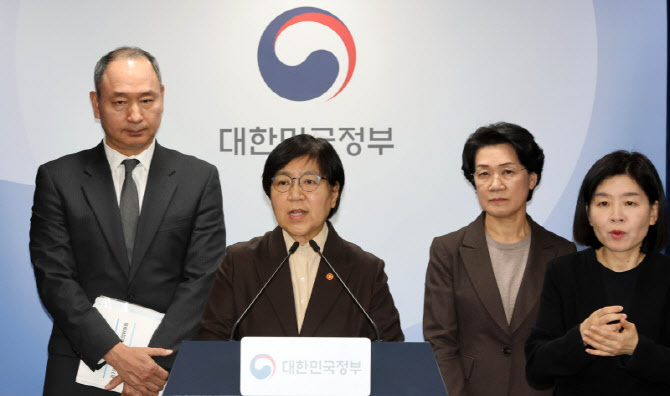 [포토] 취재진 질의에 답하는 정은경 보건복지부 장관