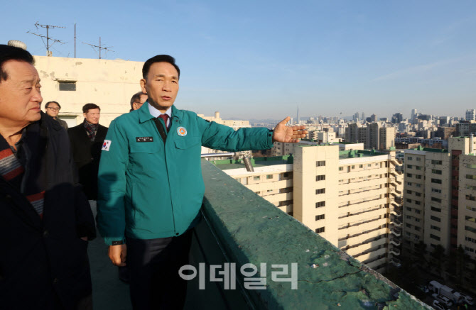 [포토] 조성명 강남구청장, 압구정동 재건축 점검