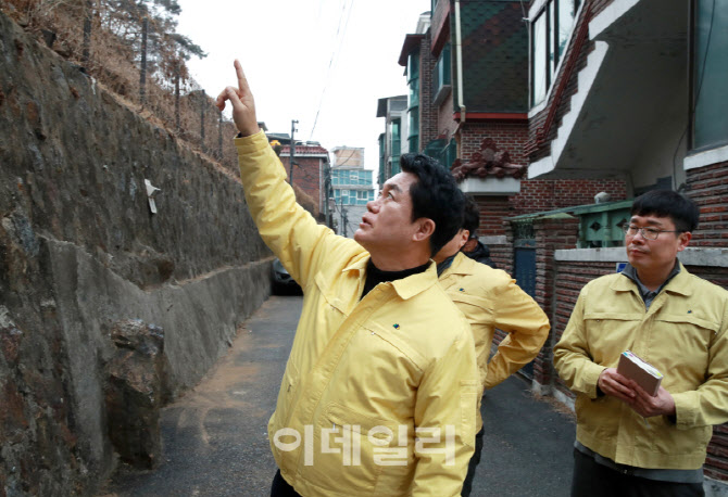 [포토] 취약지 점검하는 박준희 관악구청장