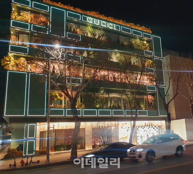 구찌 모기업, 올해 매장 100곳 철수…순이익 93% 폭락에 구조조정