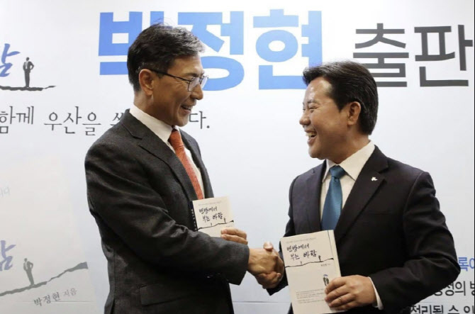안희정, 8년 만에 정치 행사 등장…“깊은 분노와 우려”