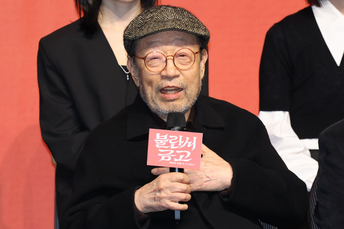 "이 나이에 노욕인가 싶지만 숨 쉬고 있으니 연기하는 것"