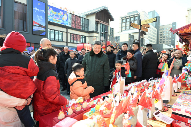 국제 외교 바빴던 시진핑, 춘제 앞두고 시장 찾아 민심 돌보기
